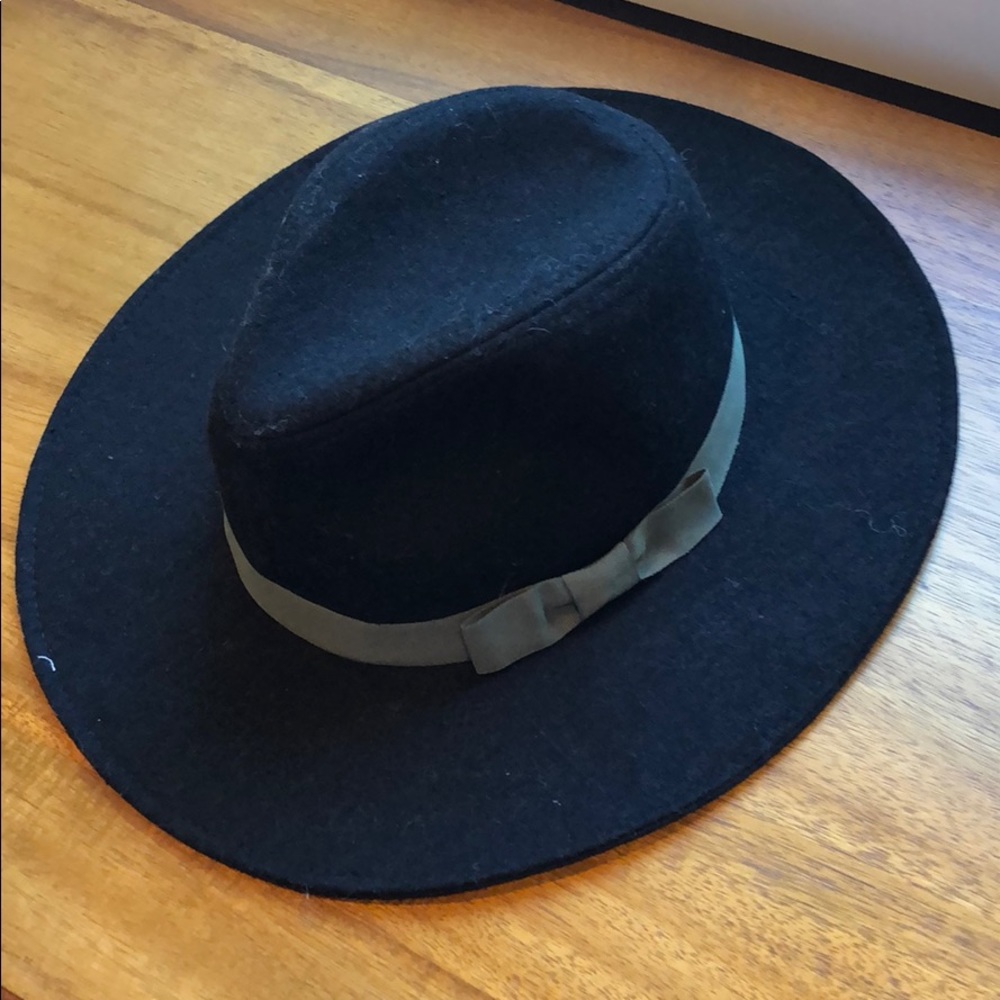 Black floppy hat w/ green ribbon